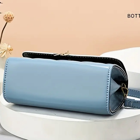 Disney Mickey Stylish Crossbody Bag with Chain ,White Detailed Flap Handbag--NWT - Picture 4 of 6